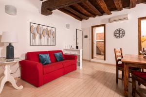 Historic Apartment Steps from Duomo & Uffizi