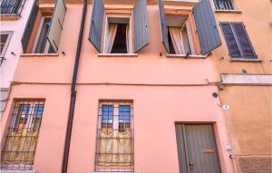 4 Bedroom Cozy Apartment In Mantova