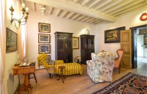 4 Bedroom Cozy Apartment In Mantova