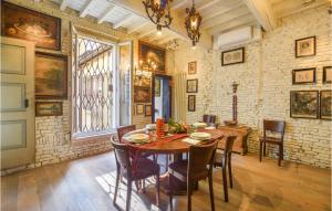 4 Bedroom Cozy Apartment In Mantova