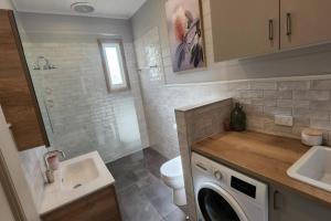 Picketts Cottage - Circa 1868 - Oldest in Knox!