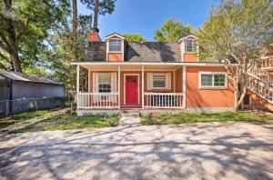 Sunny Willis Escape with Deck and Lake Access!