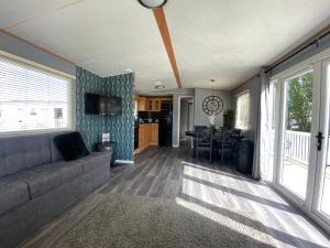 Golden Palm Resort - Palm Grove 3 - Pet friendly & WiFi - Meadow Lakes Caravan & Lodge Hire