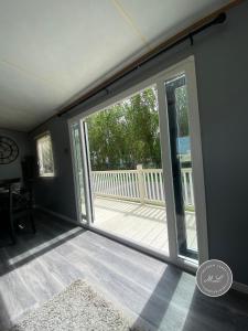 Golden Palm Resort - Palm Grove 3 - Pet friendly & WiFi - Meadow Lakes Caravan & Lodge Hire