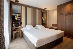 Junior Suite (2 Adults) room in Hotel Granada Center