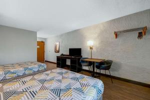 Quadruple Room - Non-Smoking room in Motel 6-Elk Grove Village IL - O'Hare