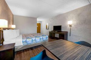 Queen Room - Non-Smoking room in Motel 6-Elk Grove Village IL - O'Hare