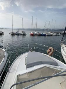 Bateau à quai au Brusc, confort, coucher de soleil, calme