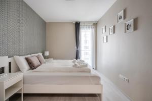 Navy Angel Apartment with balcony