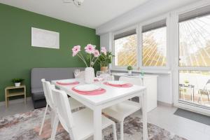 Warsaw Apartment Dolinka Batuty by Noclegi Renters