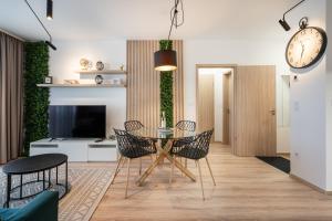 WestSide River Apartment