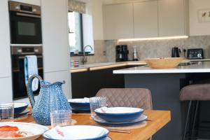 Stunning home, sea views, walk to beach