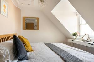 Top Floor Flat on Harbour Street with sea views