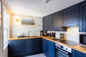 Sky View Double Bed Apartment in Brighton and Hove by MyHolidayLet