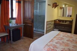 Deluxe Double Room with Castle View room in Hostal Rural Molino Del Bombo