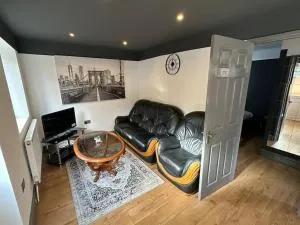 BRAND NEW LARGE Studio Flat! - Hackbridge