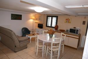 Appartements Appartement avec veranda donnant sur le jardin : photos des chambres