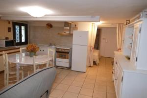 Appartements Appartement avec veranda donnant sur le jardin : photos des chambres