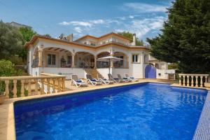 Villa room in Anngo