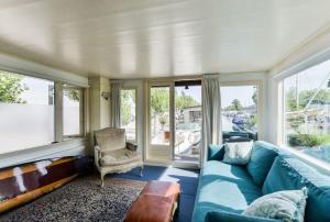 Woonark Westeinder with kayaks close to Schiphol Airport