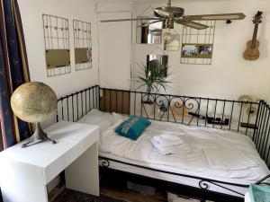 Woonark Westeinder with kayaks close to Schiphol Airport