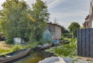 Woonark Westeinder with kayaks close to Schiphol Airport