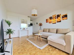 Appartement 1ere ligne piscine terrasse au bord de la plage front de mer avec vélos