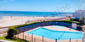 Appartements Appartement 1ere ligne piscine terrasse au bord de la plage front de mer avec 6 velos : photos des chambres