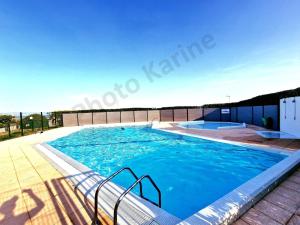 Appartements Appartement 1ere ligne piscine terrasse au bord de la plage front de mer avec 6 velos : photos des chambres