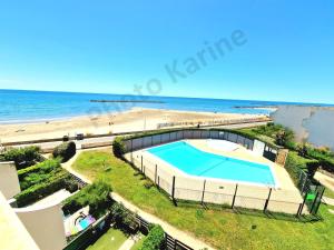 Appartements Appartement 1ere ligne piscine terrasse au bord de la plage front de mer avec 6 velos : photos des chambres