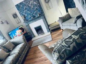 The White House - Cheerful 3 Bedroom home in Wigan - Ince - sleeps 7 - parking - Work space - Great motorway links - Ince-in-Makerfield