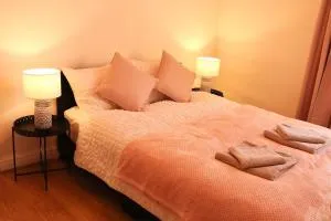 Cozy Family Stay with Free Parking and WiFi - Knowsthorpe