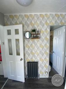 Palm Grove 2- Golden Palm - Pet friendly, WiFi, bed linen, central heating - Meadow Lakes Caravan & Lodge Hire