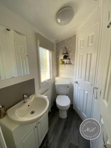 Palm Grove 2- Golden Palm - Pet friendly, WiFi, bed linen, central heating - Meadow Lakes Caravan & Lodge Hire