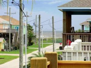 Reduced rate! The Wave of itTiki Bar Walk to the beach