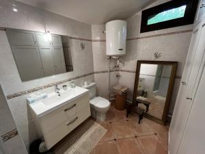 Charming independent guest house - spacious studio with terrace and garden, 25 minutes from Paris