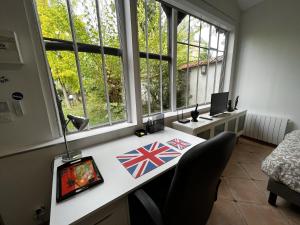 Charming independent guest house - spacious studio with terrace and garden, 25 minutes from Paris