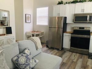 Beautiful Private CasitaGuesthouse w Kitchen, Access to PoolSpa