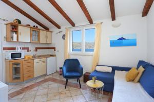 One-Bedroom Apartment with Terrace and Sea View room in Apartments by the sea Okrug Donji Ciovo - 12502