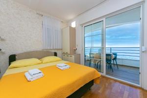 One-Bedroom Apartment with Terrace and Sea View room in Apartments by the sea Drasnice Makarska - 6652
