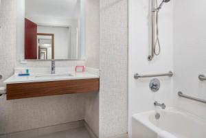 King Suite room in Holiday Inn Express Hotel & Suites Macon-West an IHG Hotel