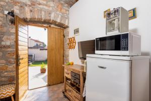 Apartments and rooms with parking space Loborika, Pula - 12983