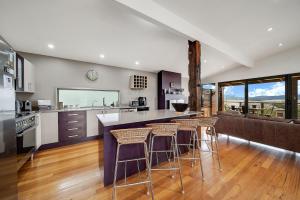 Ned Kellys Retreat - Stunning 3BR Townhouse l Lake Views l WiFi l BBQ