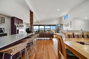 Ned Kellys Retreat - Stunning 3BR Townhouse l Lake Views l WiFi l BBQ
