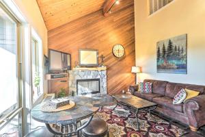 Breathtaking Bend Condo with Resort Amenities!