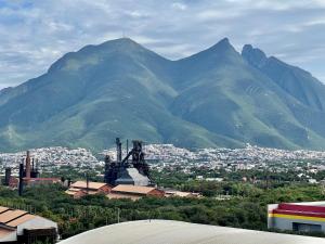 Industrial stylish 3-br. apartment & city views in front of Parque Fundidora & Arena Mty