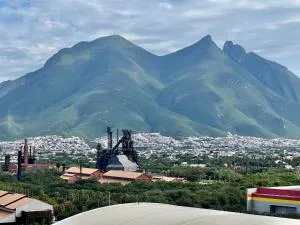 Industrial stylish 3-br. apartment & city views in front of Parque Fundidora & Arena Mty - La Granja