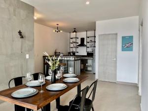 Industrial stylish 3-br. apartment & city views in front of Parque Fundidora & Arena Mty