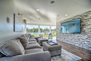 Home on Fox River Modern Decor Style!