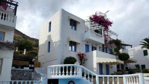 Quadruple Room full view in blue apartment mountain view